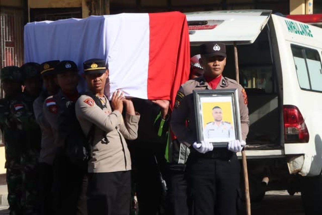 Jenazah Bripka Anumerta Ronald M Enok