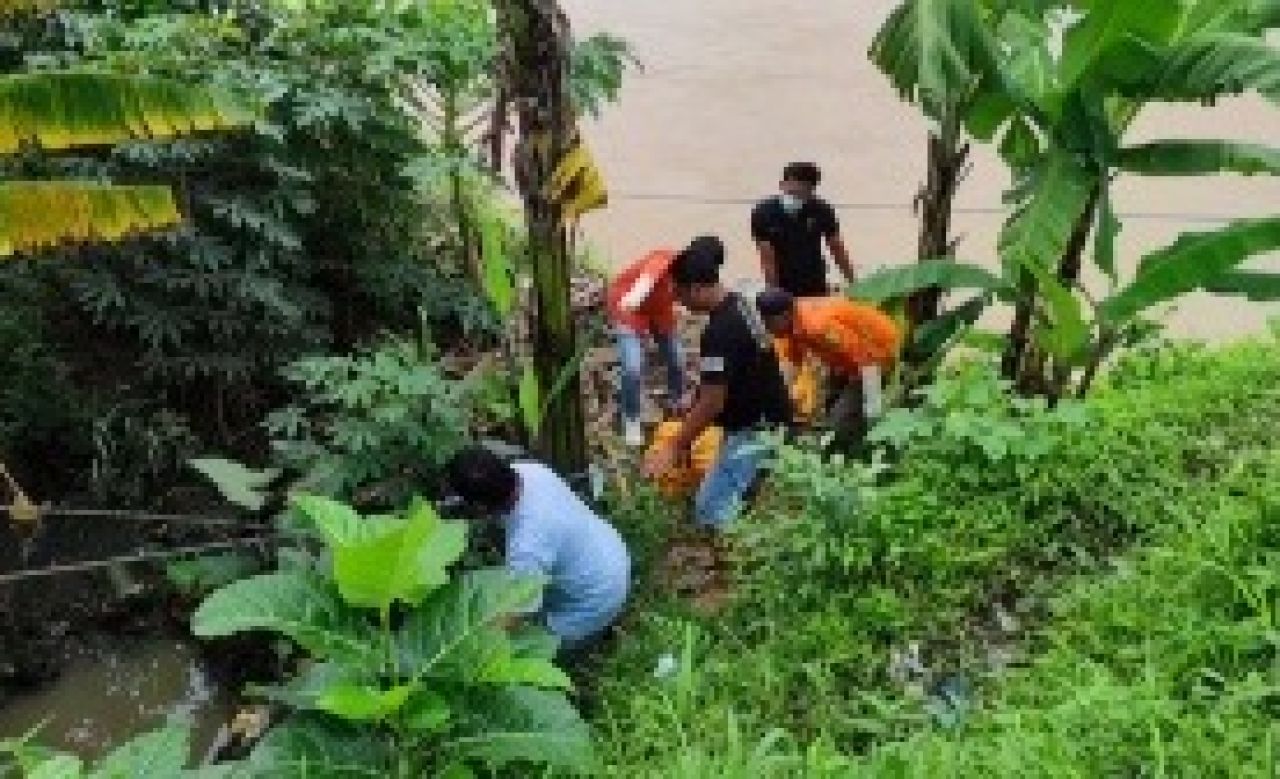 Evakuasi mayat di tepi Sungai Brantas