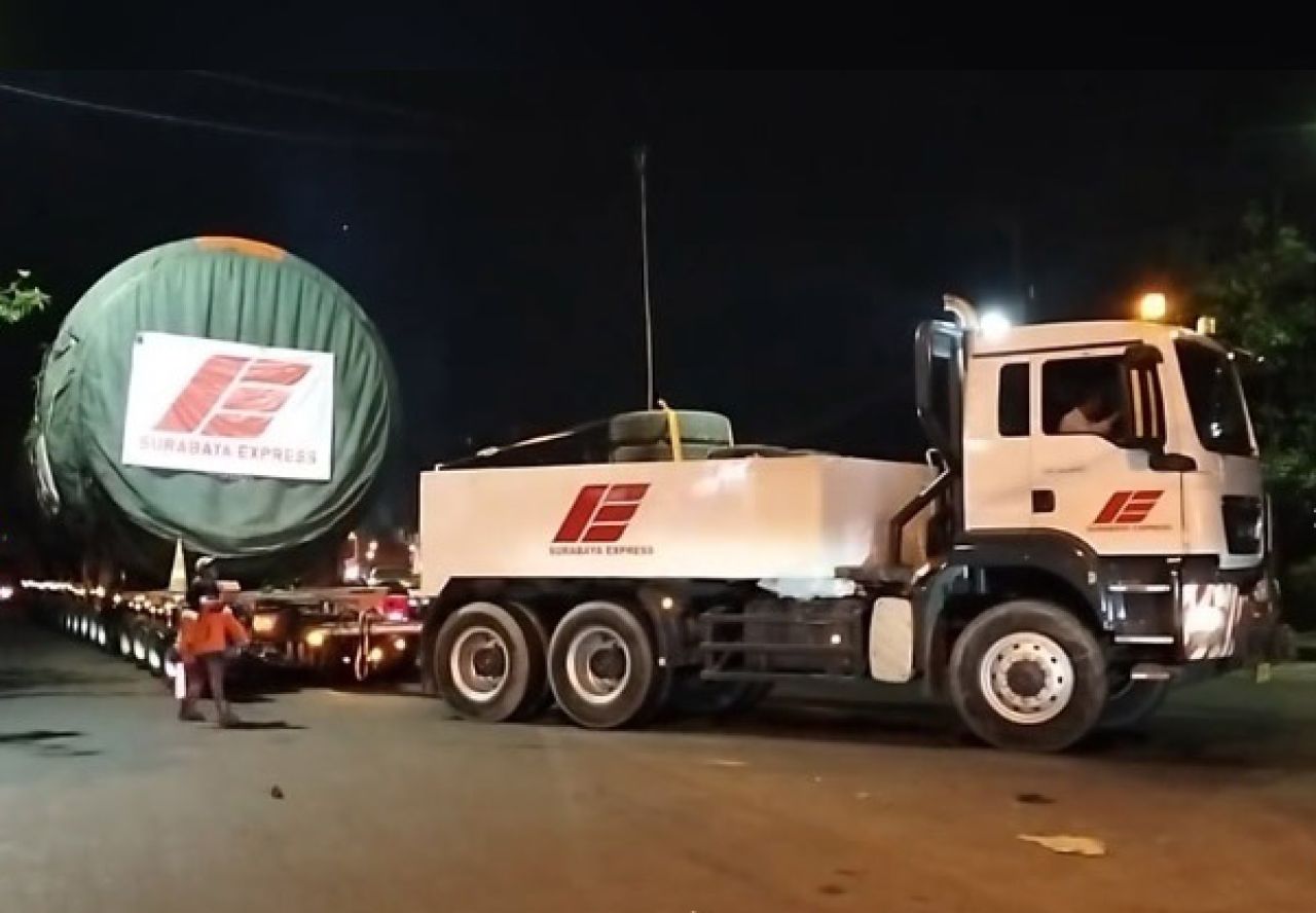 Truk bermuatan drum pulper melintas di Krian