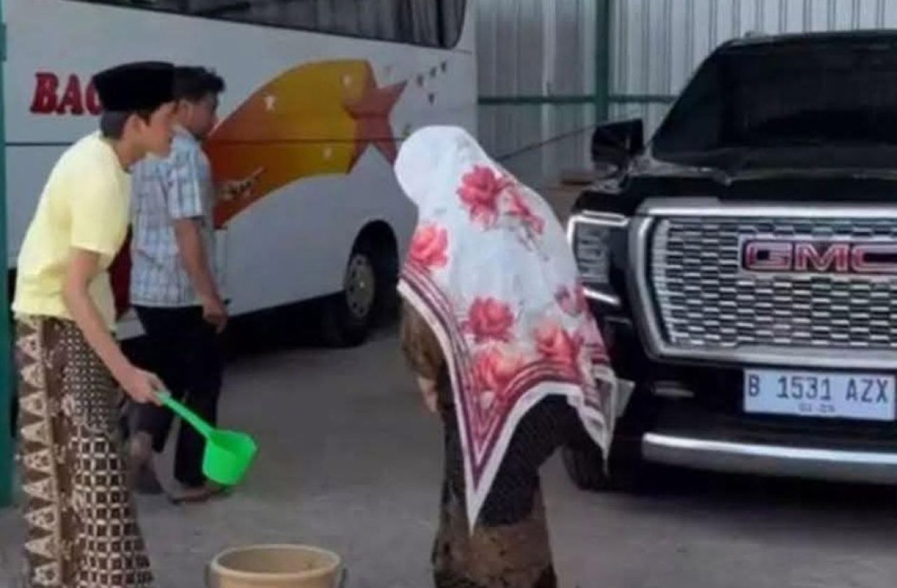 Tampak plat nomor mobil GMC sebelum ganti B 17 AK