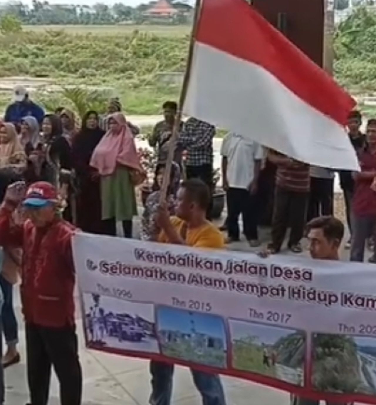 Demo warga Desa Sumuragung