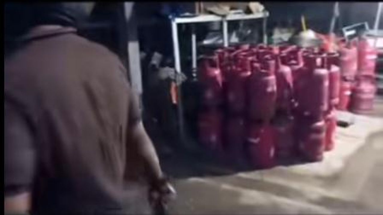 Penggrebekan tempat oplosan LPG 
