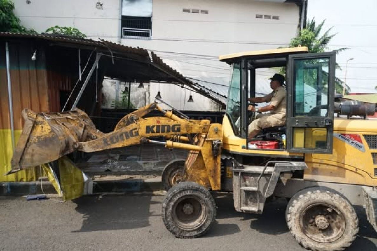 Pembongkaran lapak PKL di Stadion Bangkalan
