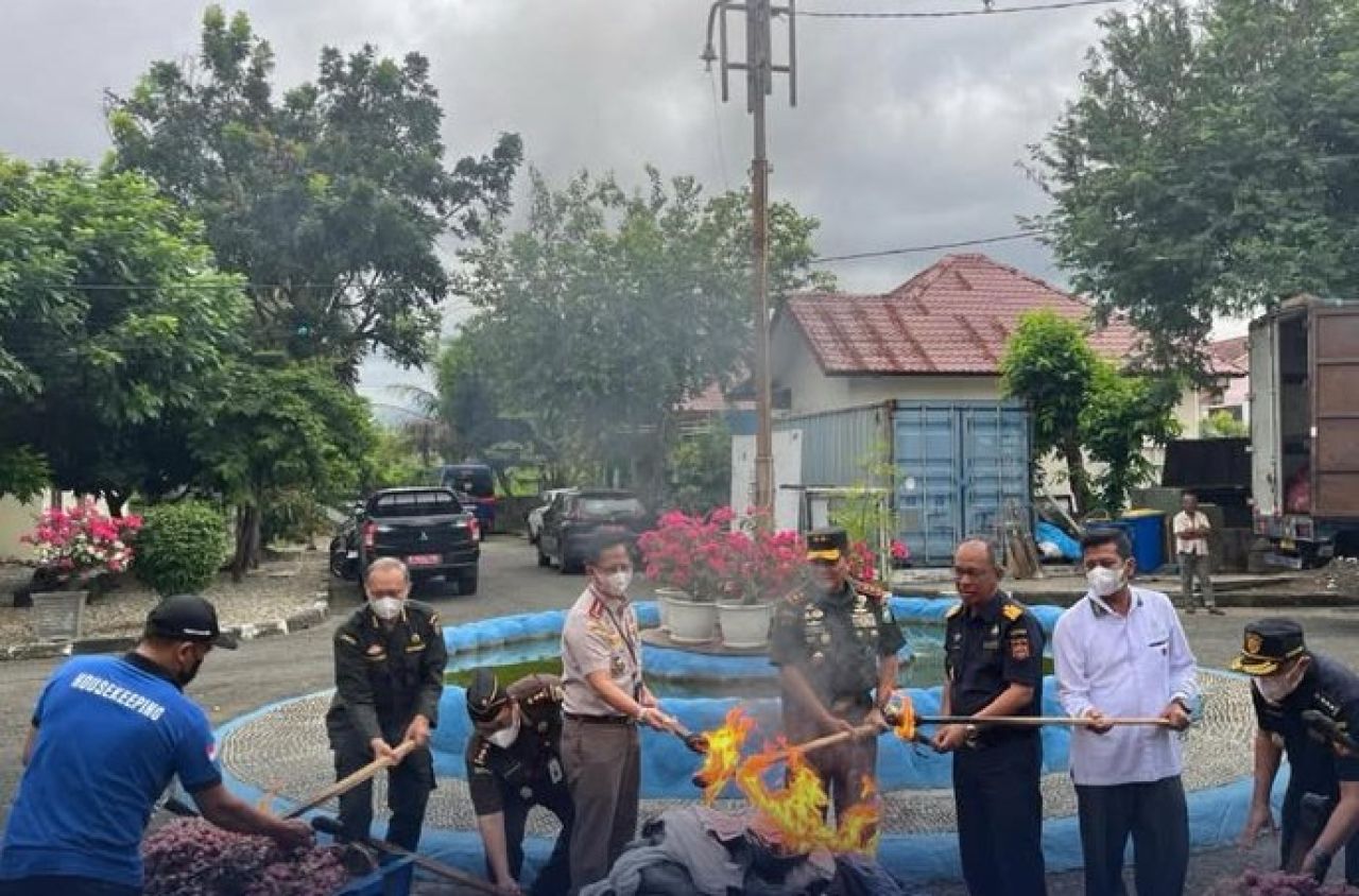 1.765 Karung Bawang Merah Dimusnahkan Bea Cukai Aceh