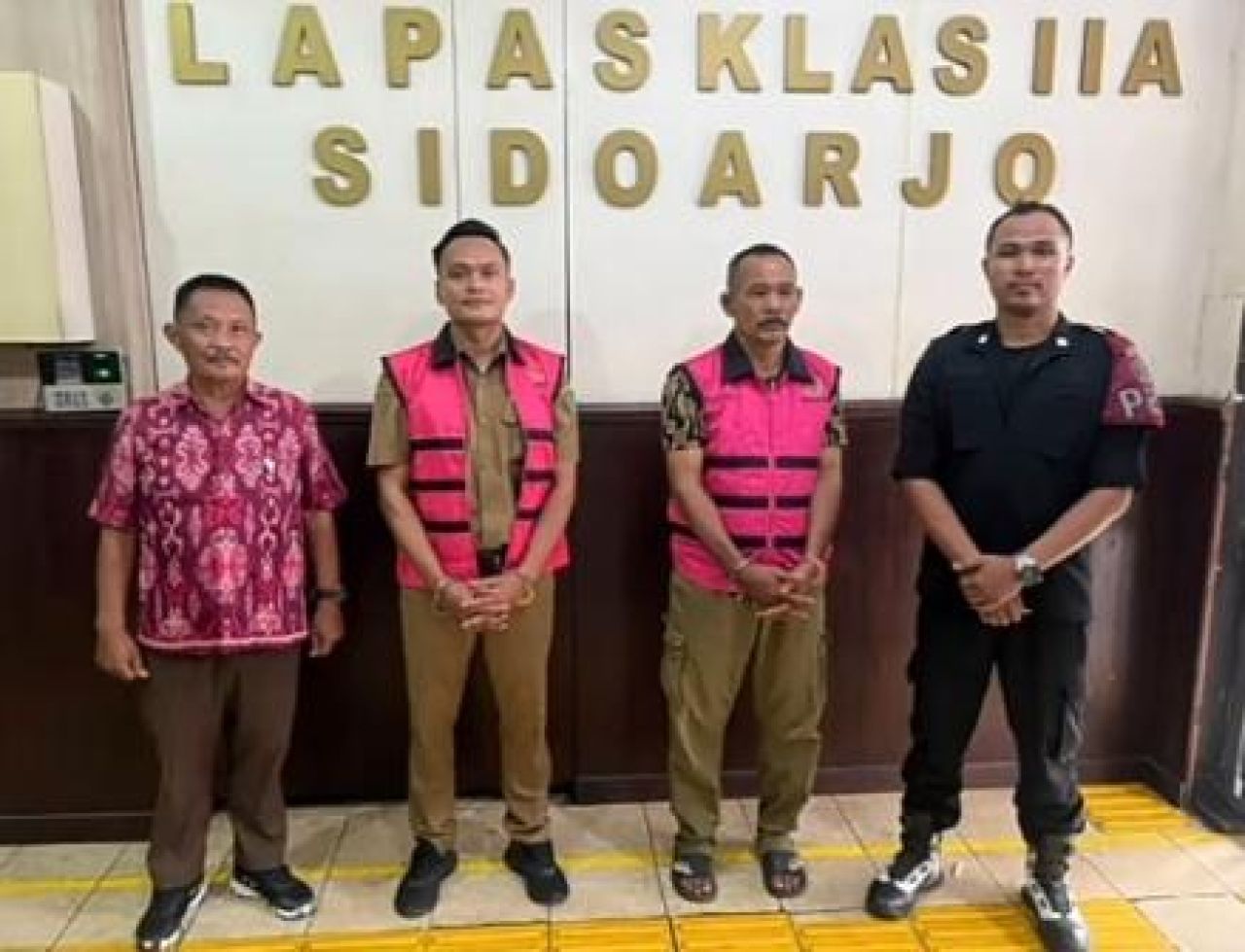 Kepala Desa Sidokerto, Ali Nasihin dan stafnya, Samiun