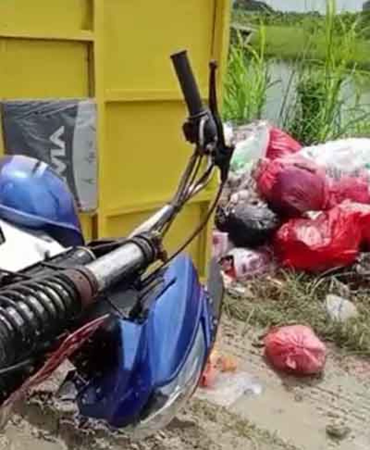 Kendaraan pengangkut sampah ke TPST BUMDesma terguling 