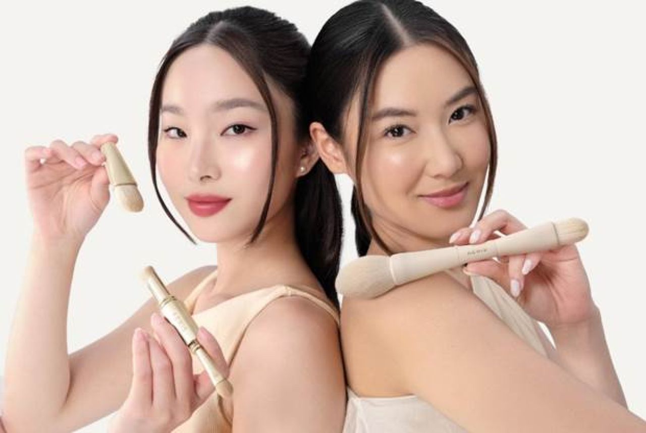 Dua Warna untuk The Signature 4-in-1 Brush