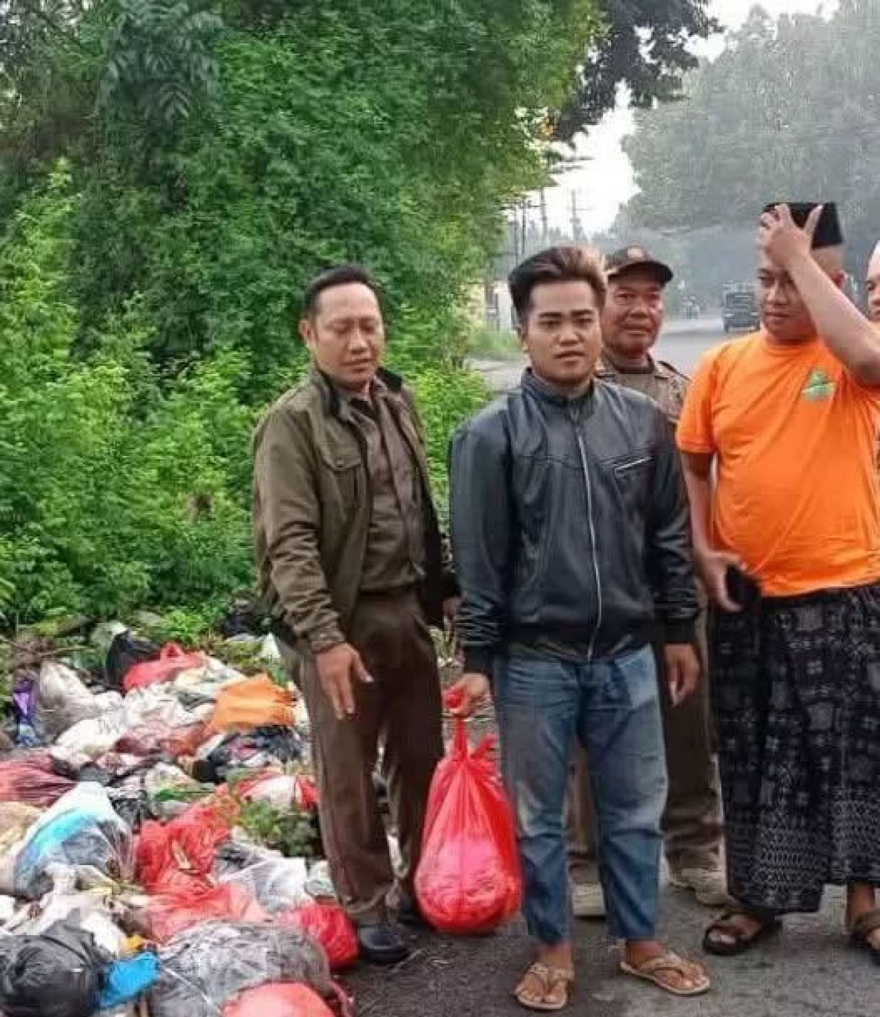 Pembuang Sampah Sembarangan di Desa Kemangsen Ditangkap Warga