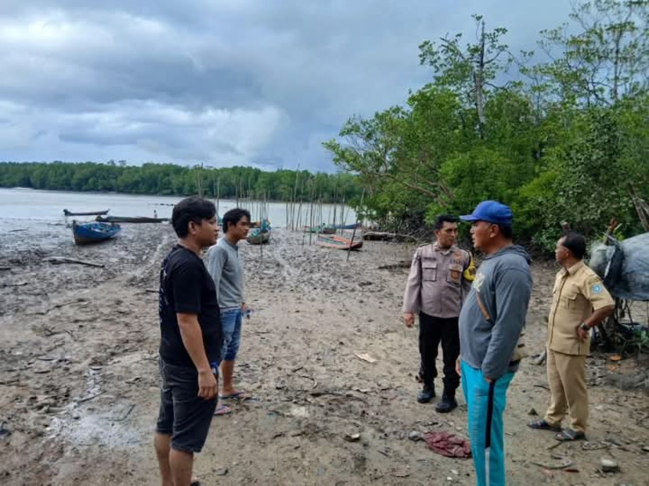 Polsek Jebus Grebek Lokasi Tambang Ilegal di Kawasan Bakau Sungai Antan Desa Kapit