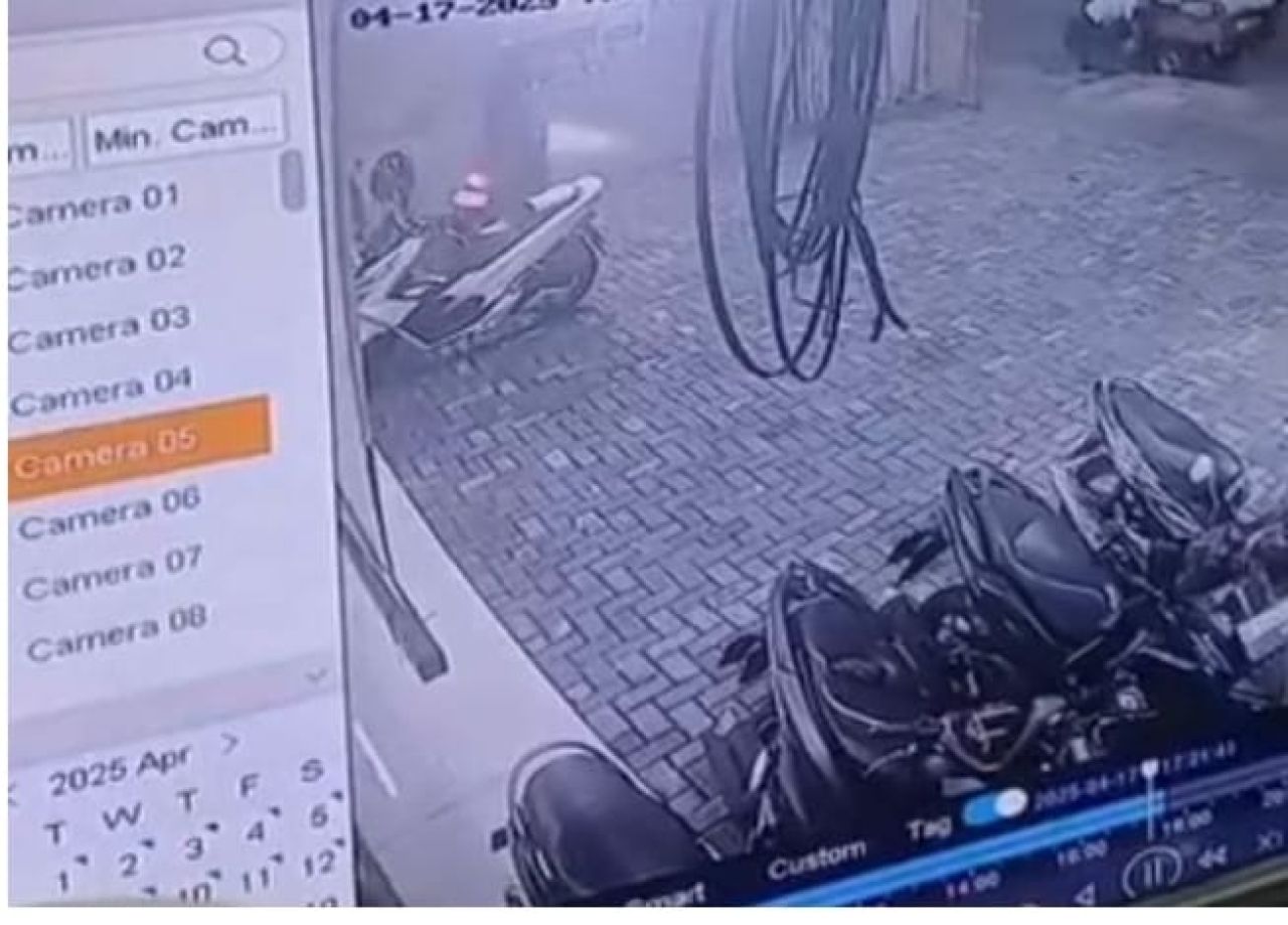 Rekaman CCTV saat aksi pelaku membawa motor korban