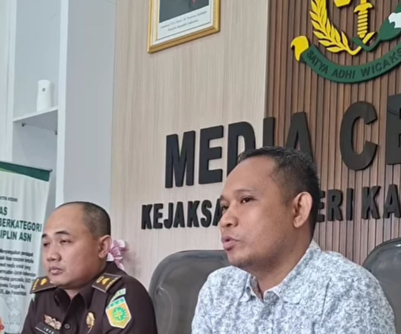 Yuda Virdana Putra saat konpers di Kejari Kabupaten Kediri