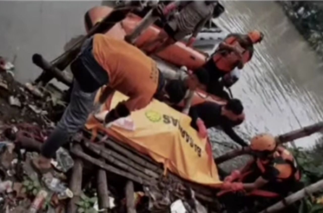 Petugas Gabungan Temukan Jasad Estu Winarni, Wanita yang Melompat ke Sungai Kalimas di Desa Bambe