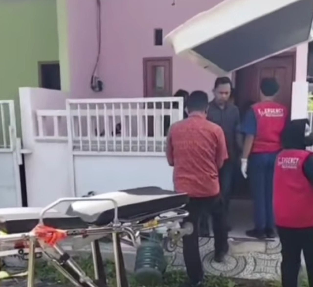 Suami Tebas Istri dan Pria Diduga Selingkuhannya Hingga Tewas di Kamar Kos di Bangkalan