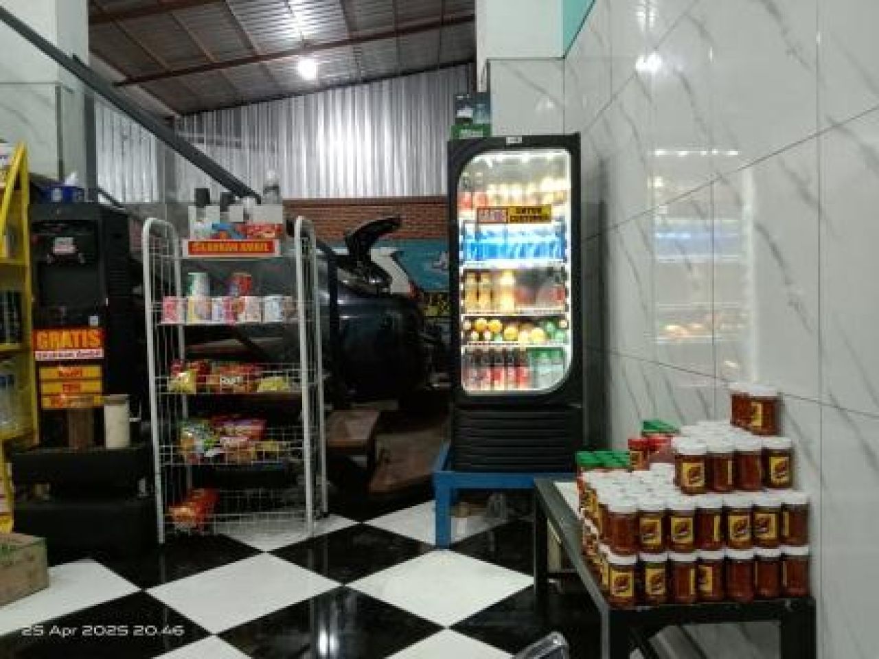 Makanan dan minuman gratis di IPIN Motor
