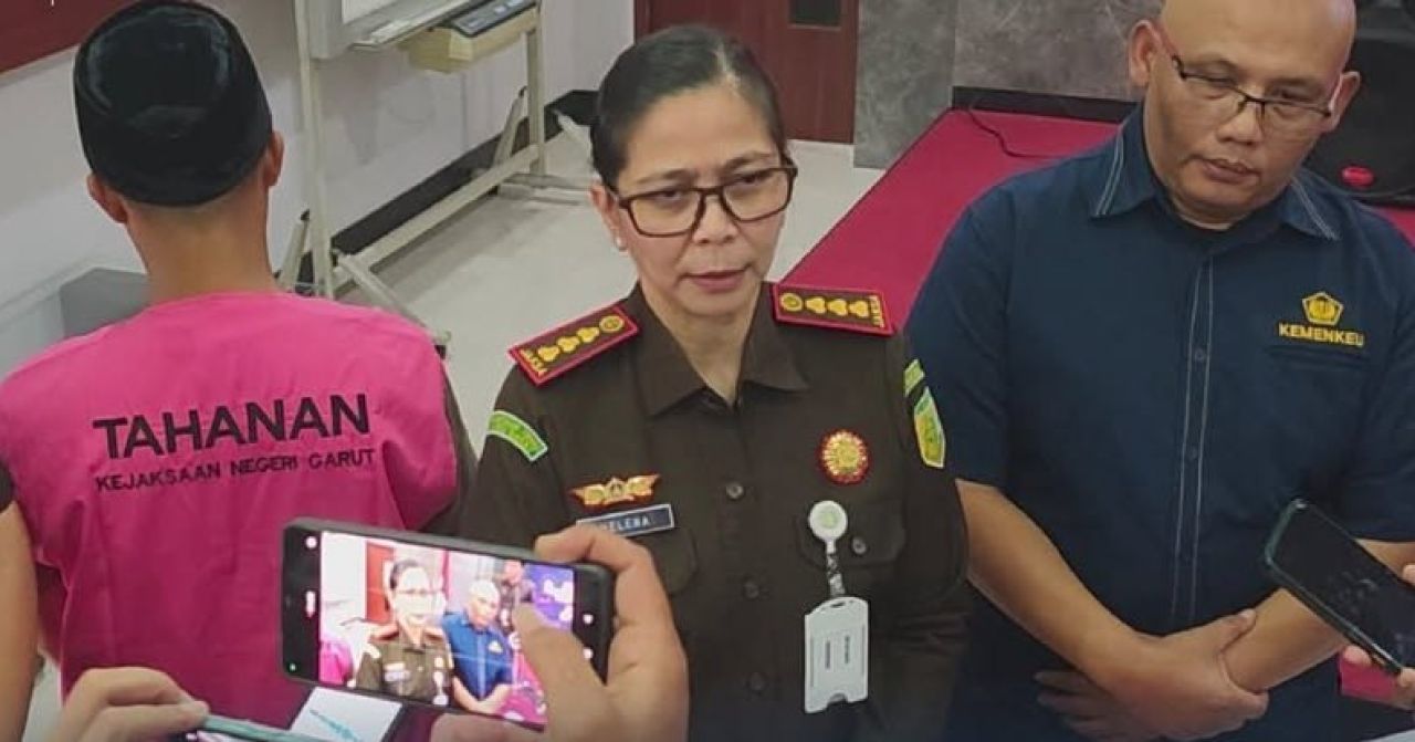 Tersangka dan Barang Bukti Kasus 1,1 juta Batang Rokok Ilegal Diserahkan ke Kejari Garut