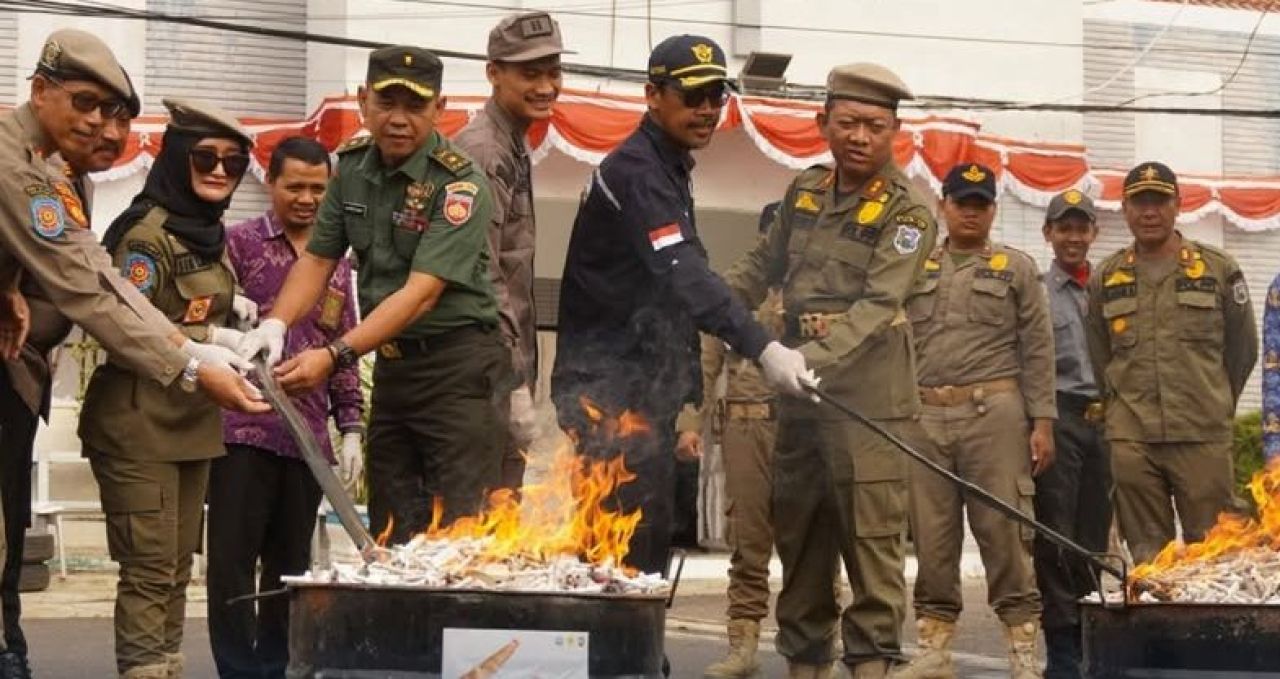 Belasan Ribu Batang Rokok Ilegal Dimusnahkan di Tegal
