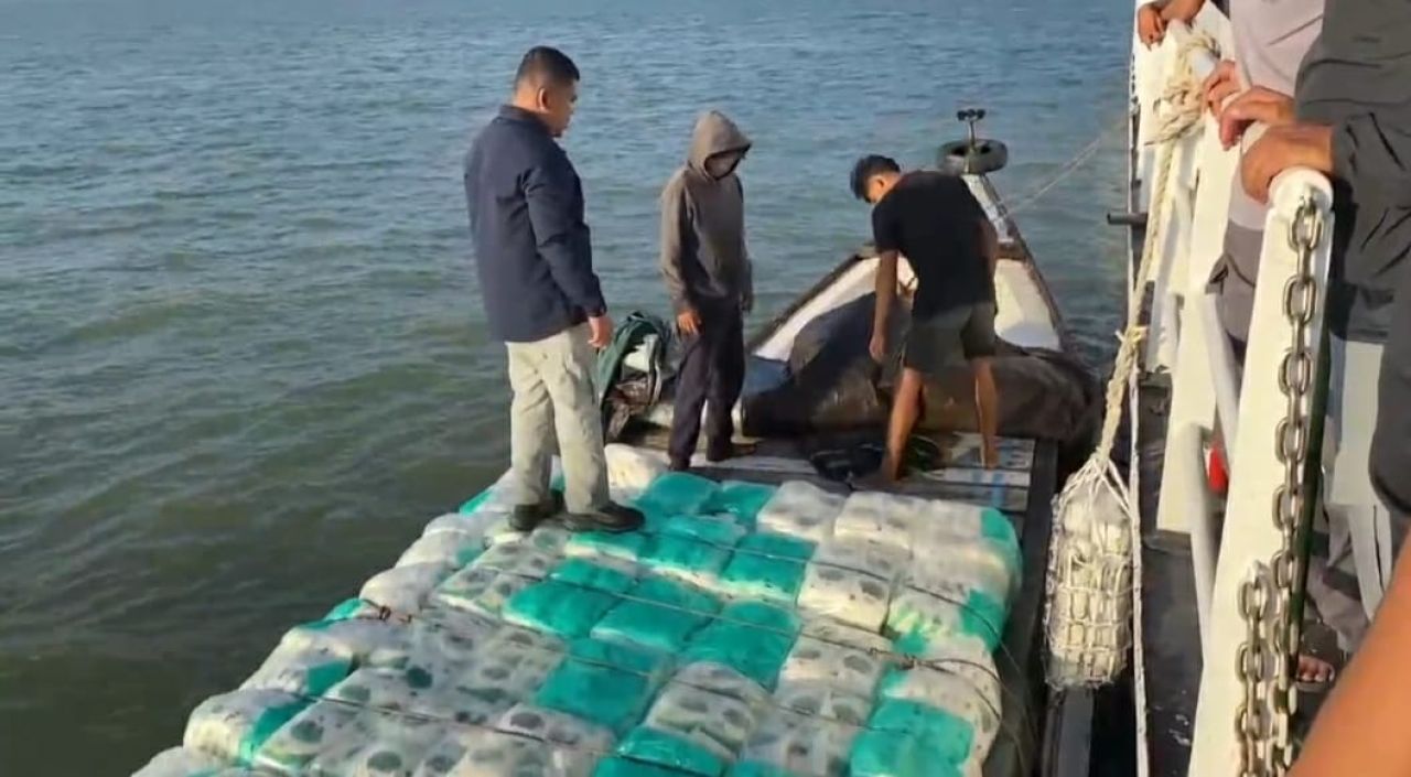 Bakamla RI Gagalkan Penyelundupan Beras dan Gula Pasir Subsidi di Sei Nyamuk Sebatik