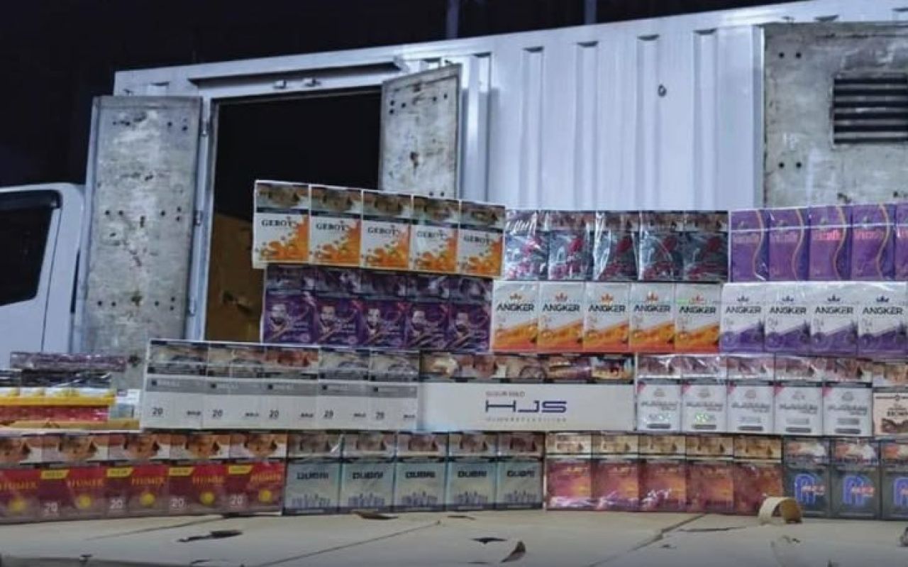Truk Pengangkut 1,48 Juta Batang Rokok Ilegal Ditangkap di Jalan Raya Semarang-Kendal