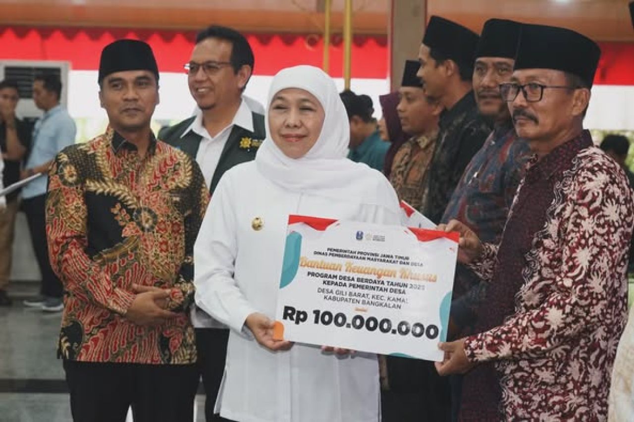 Gubernur Jawa Timur Serahkan Bantuan Keuangan Khusus di Bangkalan