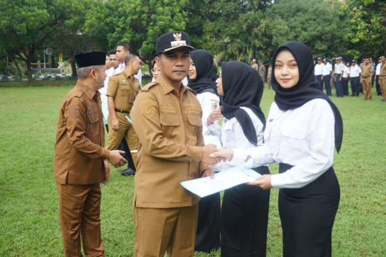 Bupati Bangkalan Serahkan SK kepada 114 CPNS, Ini Daftarnya