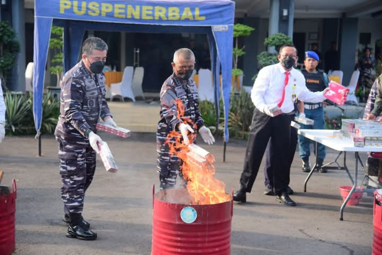 TNl AL Musnahkan Barbuk 1,4 Ton Rokok Ilegal dan Sarang Burung Walet