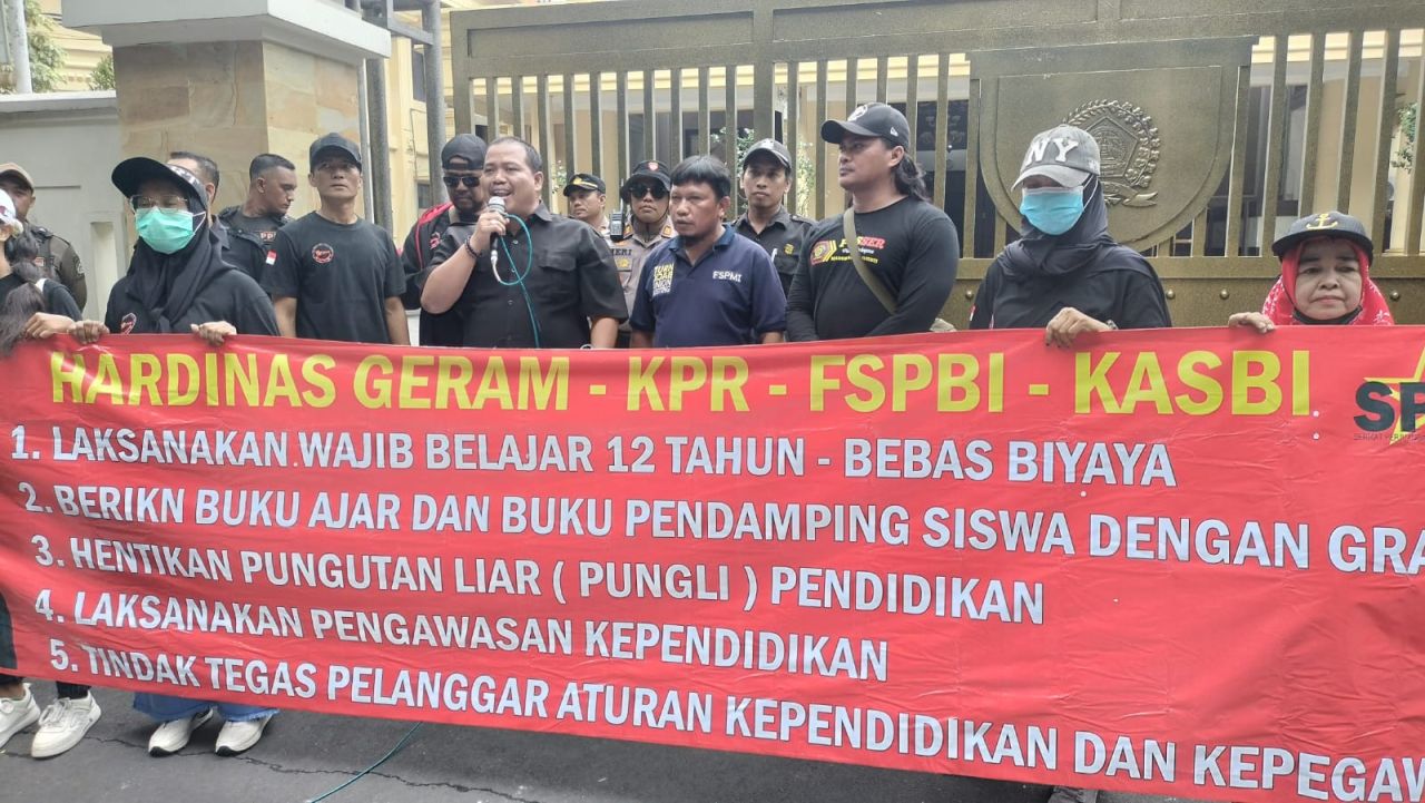 Ratusan Massa Demo di Kantor DPRD Gresik