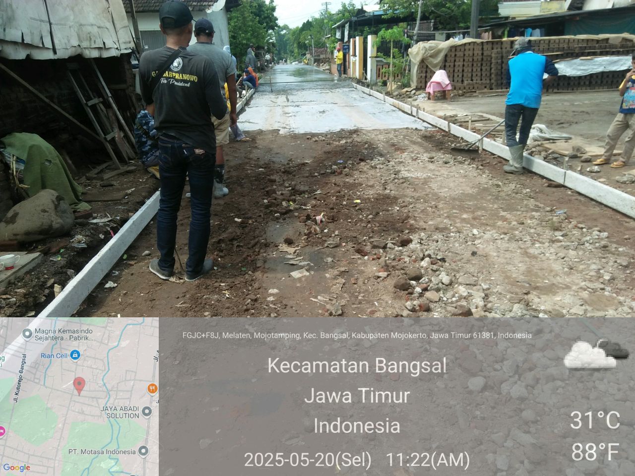 Proyek Peningkatan Jalan di Desa Mojotamping Tanpa Papan Nama