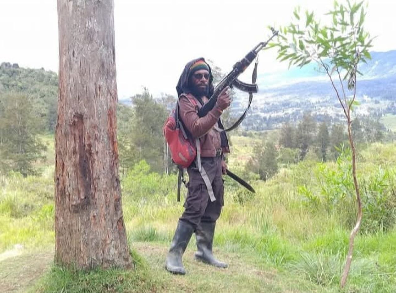 Pesawat Bupati Puncak dan Rombongan Ditembak Organisasi Papua Merdeka di Bandara Aminggaru Ilaga