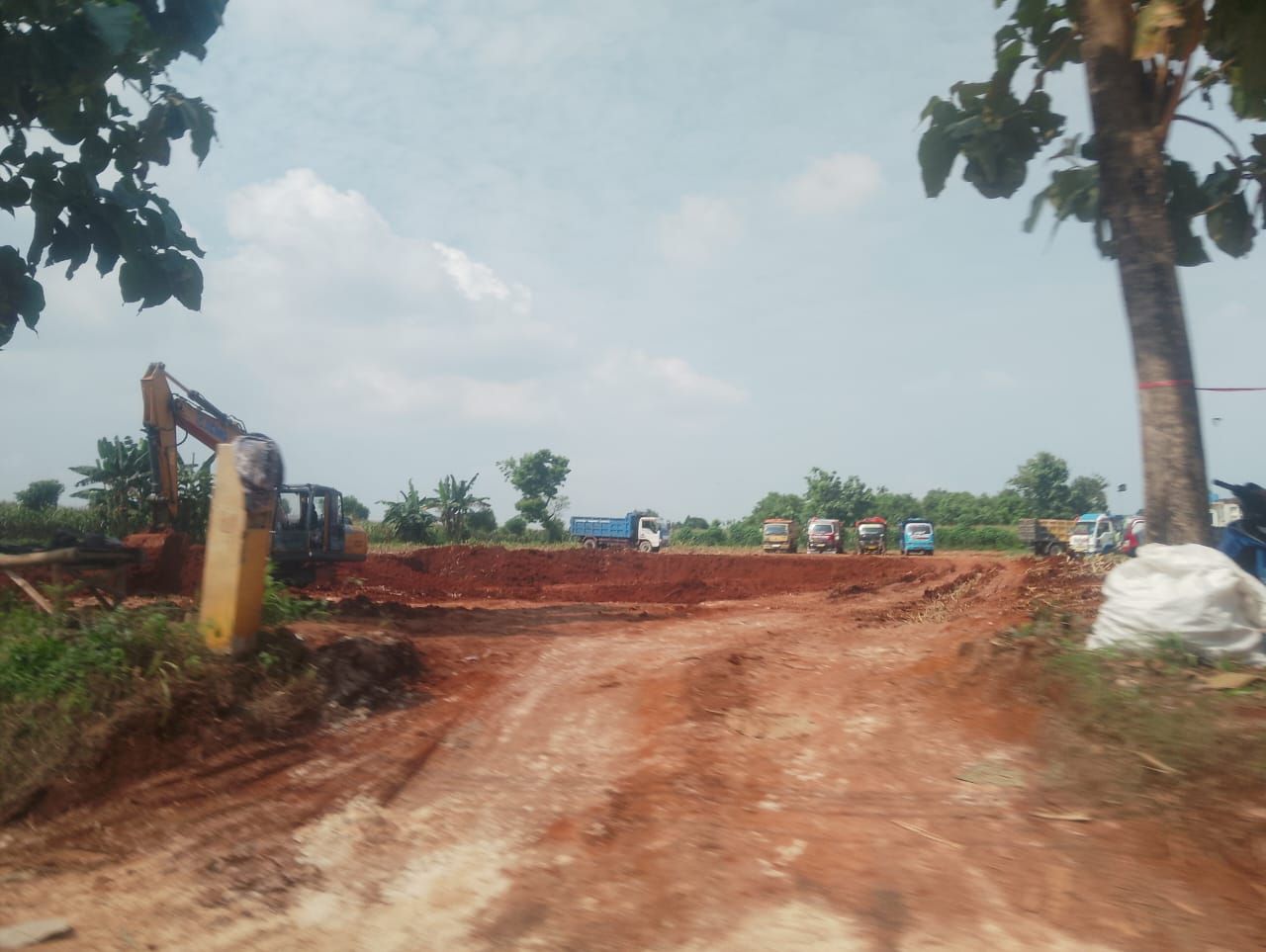 Tanah Urug dari Tambang Ilegal di Desa Lowayu Dikirim ke Kawasan JIIPE Gresik