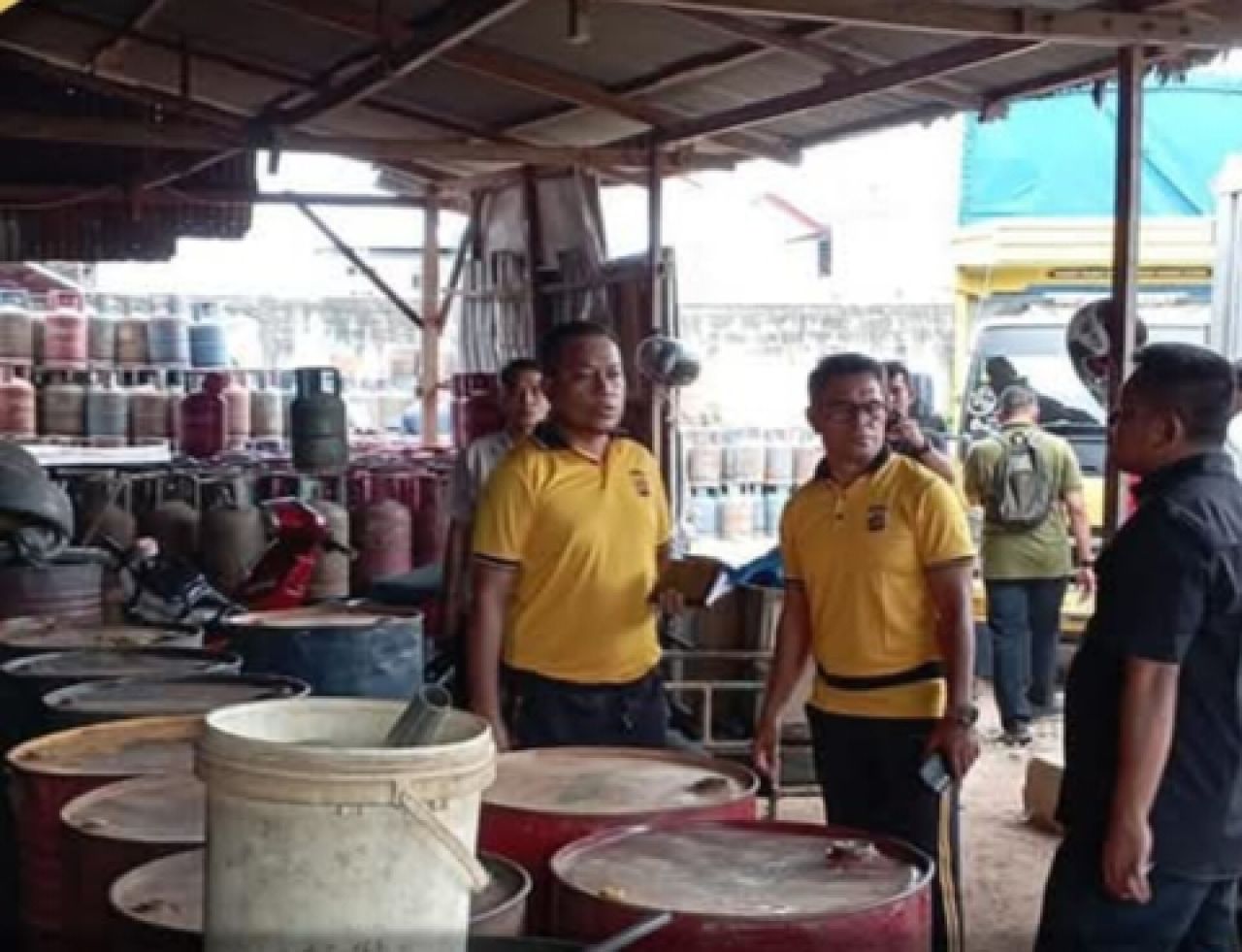 Gudang Diduga Menyimpan Gas LPG Oplosan dan BBM Ilegal Digrebek TNI