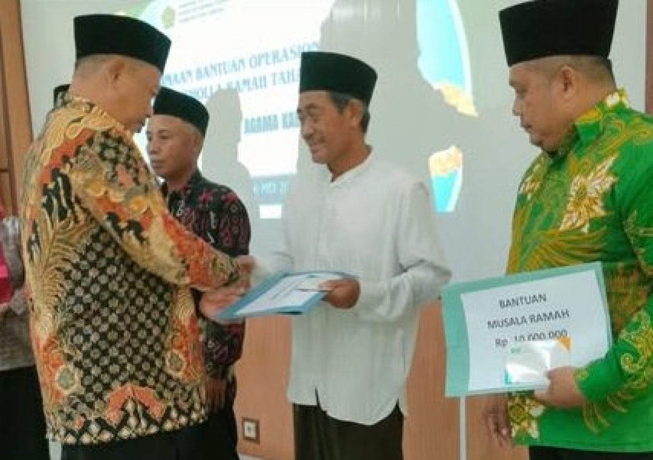 Kemenag Gresik Serahkan Bantuan Operasional Rintisan Masjid dan Musholla Ramah