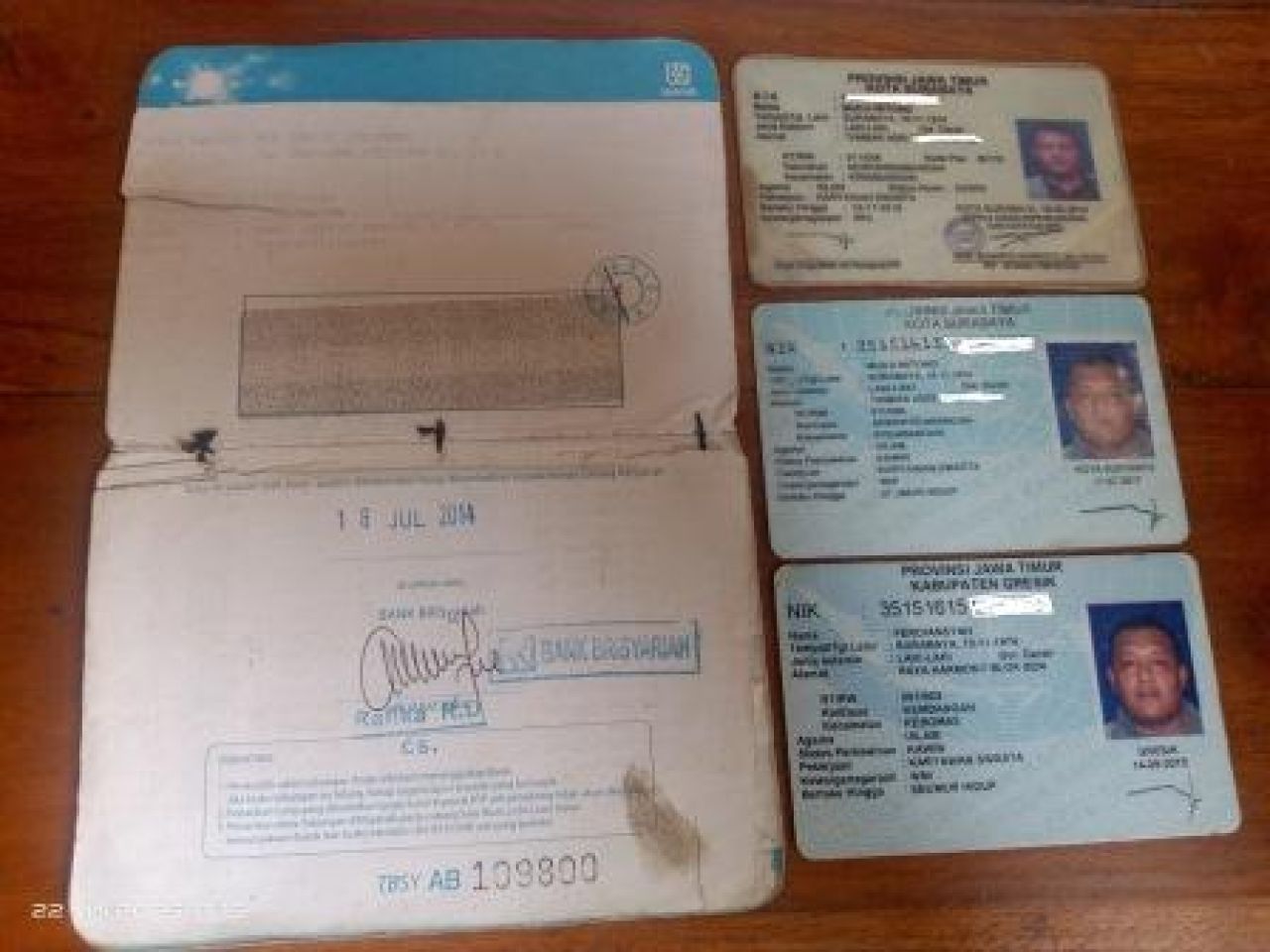 KTP Mudji Witono yang digandakan jadi Ferdiansyah beserta buku tabungan BRI Syariah a.n Ferdiansyah