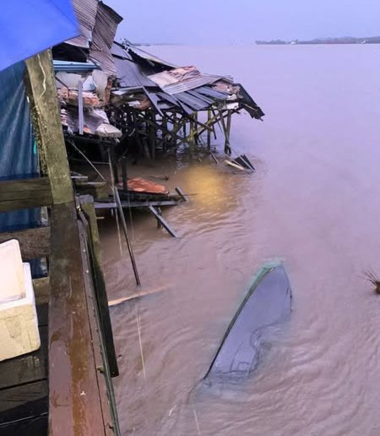 Tongkang PT Marindo Pacific Hanyut di Sungai Meriam