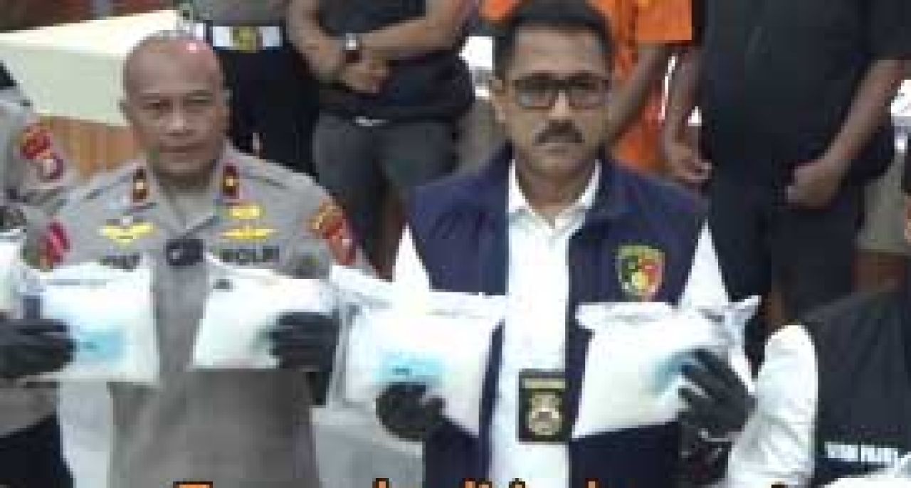 Wakapolda Riau dan Kombes Pol Putu Yudha Prawira menunjukkan paket sabu
