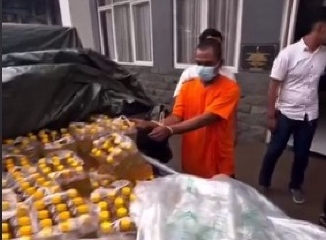 Direktur CV Bening Karya Sejati Didakwa Edarkan Minyak Goreng Vege Table Fres Tanpa Izin