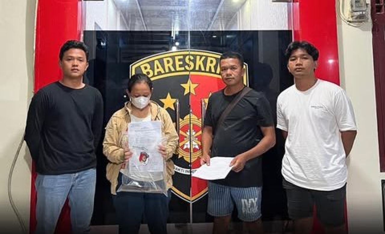 Pelaku penganiayaan (kedua dari kiri)