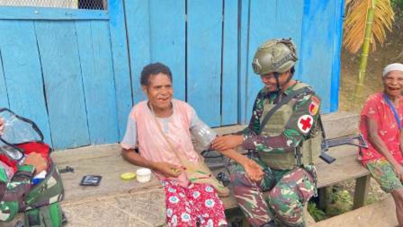 Satgas Yonif 512 Qurata Yudha beri pengobatan gratis