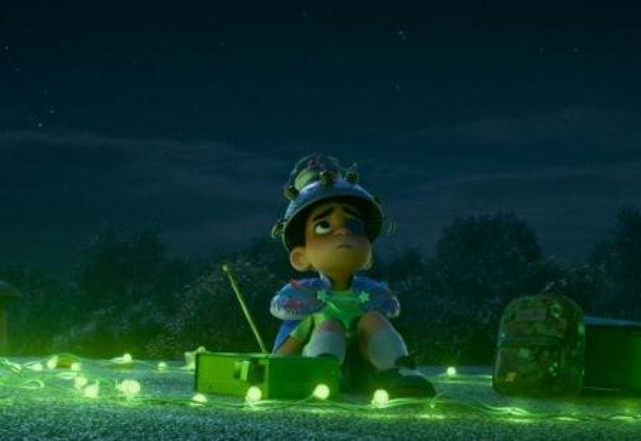 Karakter Elio mengirim sinyal ke luar angkasa agar bisa diculik alien