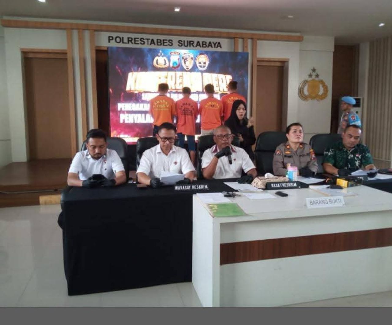 Kasatreskrim Polrestabes Surabaya saat konpers