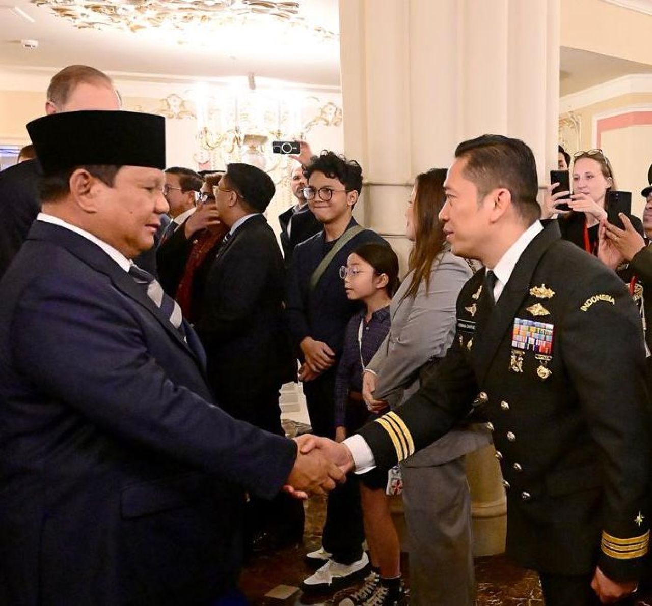 Mayor Laut (P) Firman Cahyadi bersalaman dengan Prabowo Subianto