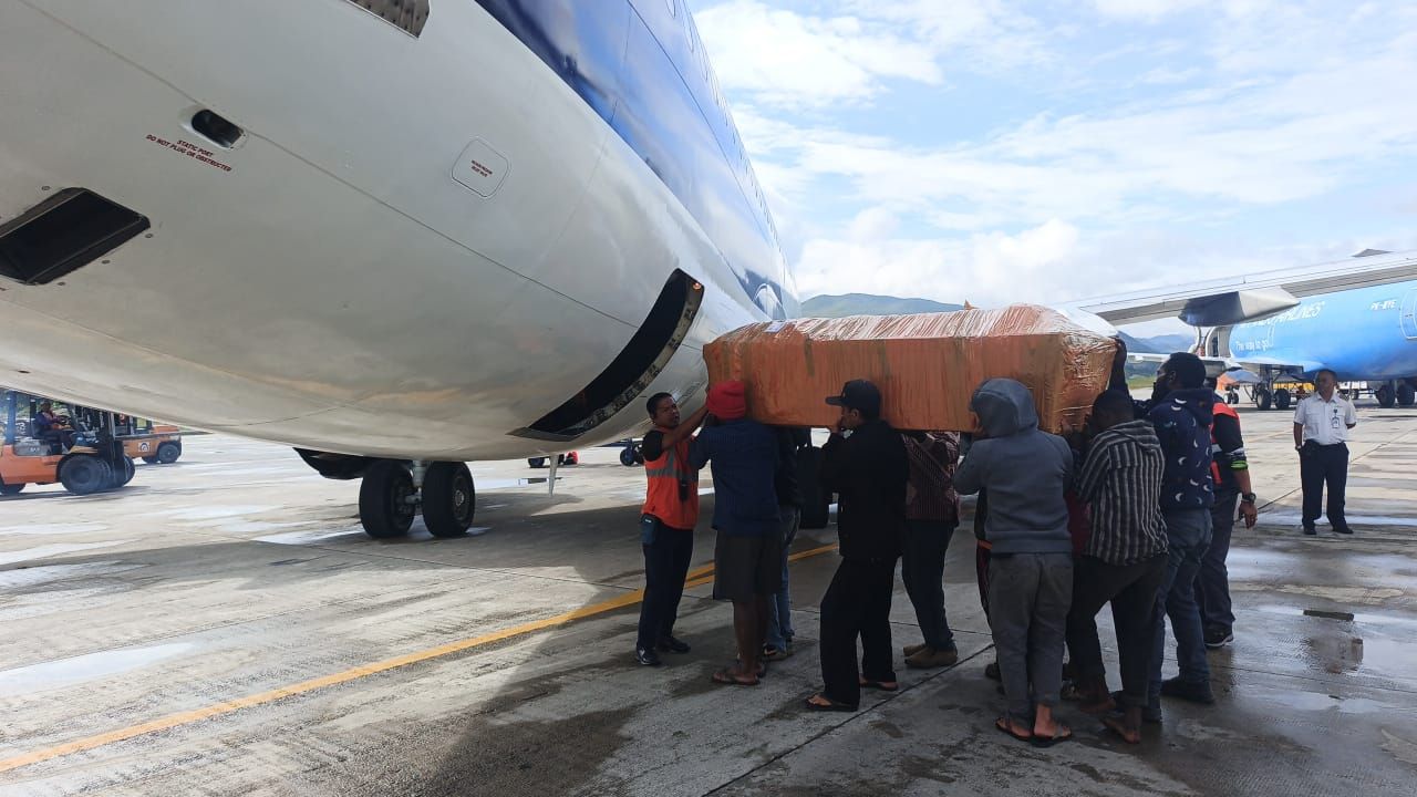 Dua Jenazah Korban Ekstremis OPM Dipulangkan dengan Pesawat Trigana Cargo
