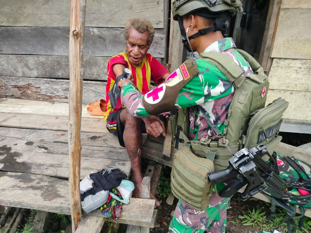 Satgas Yonif Qurota Yudha memeriksa kesehatan warga