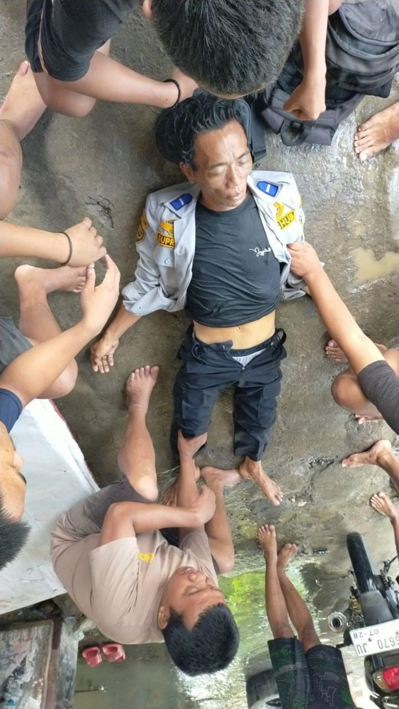 Pegawai Dinas Perhubungan Gresik Terbawa Arus Banjir, Nyaris Tewas
