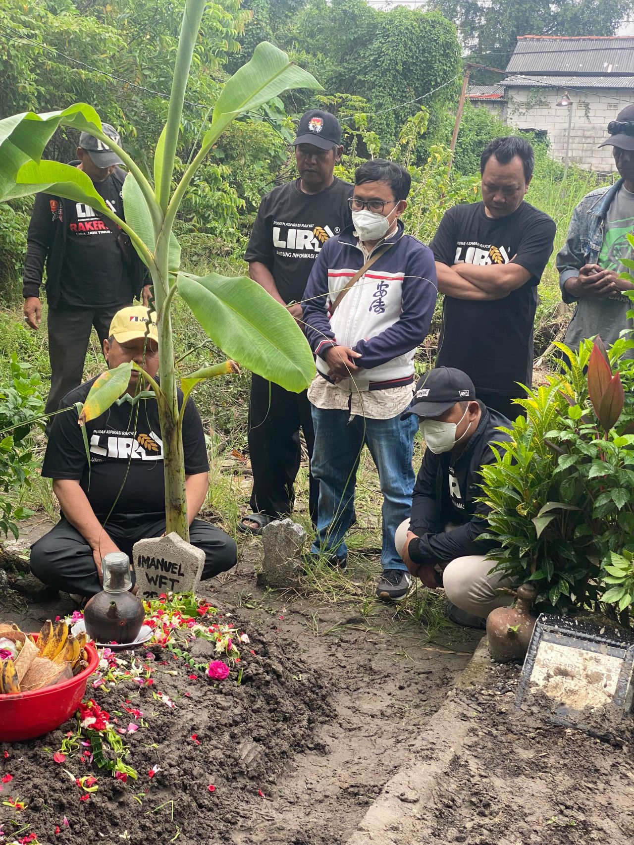 Moh Nizar dan jajaran pengurus LIRA Sidoarjo saat nyekar ke makam Imanuel