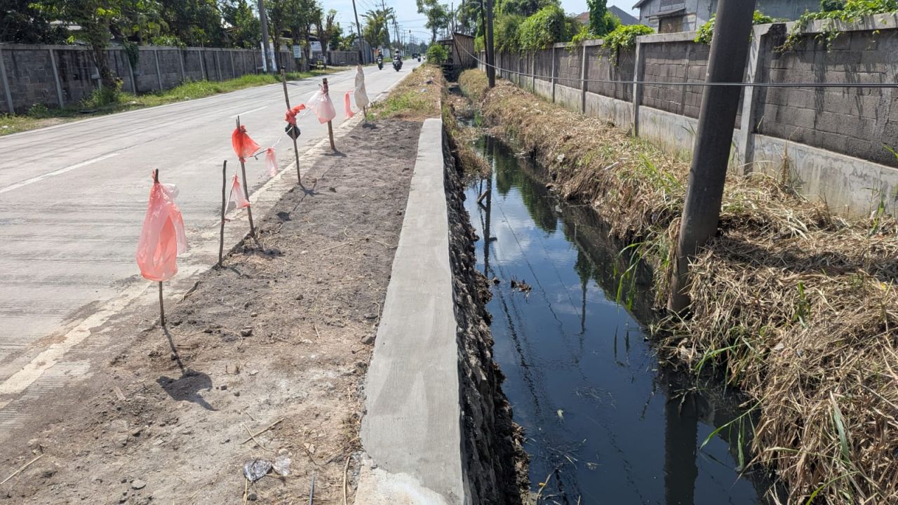 Parit bekas truk terguling di Jalan Raya Sumput