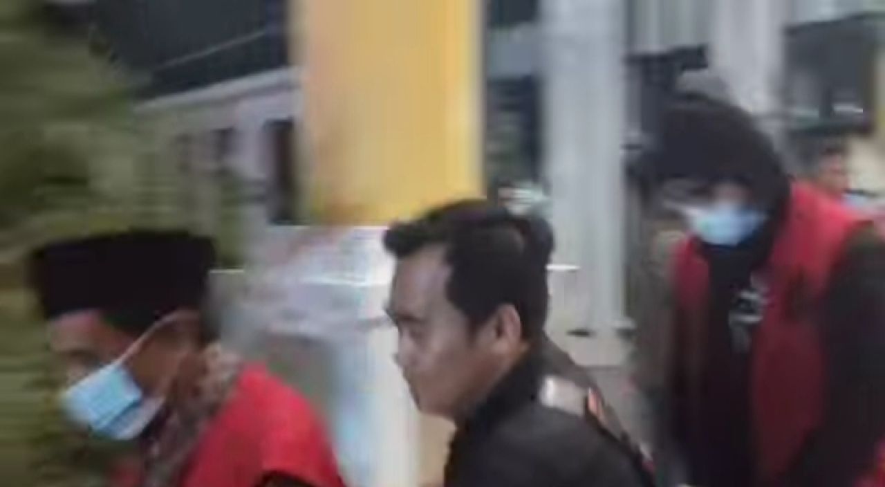 Kepala Desa Roomo dan Sekretarisnya Dituntut 1,6 Tahun