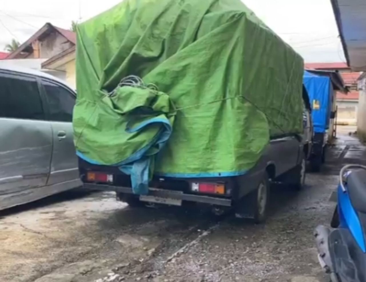 Mobil pick up pengangkut solar ilegal