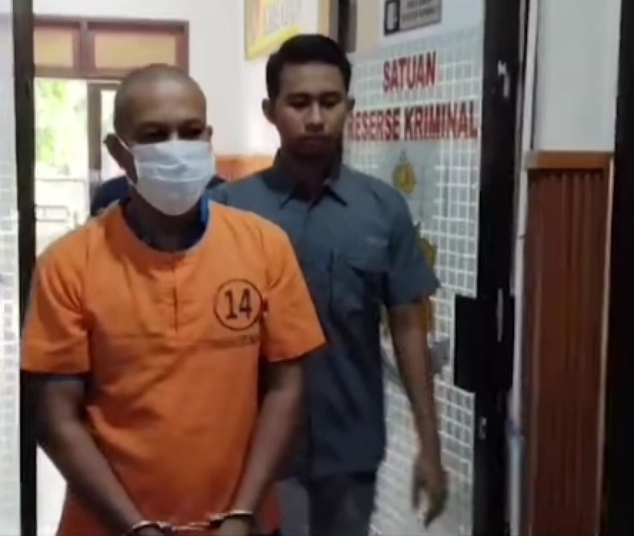 Budi Harto (pakai masker)