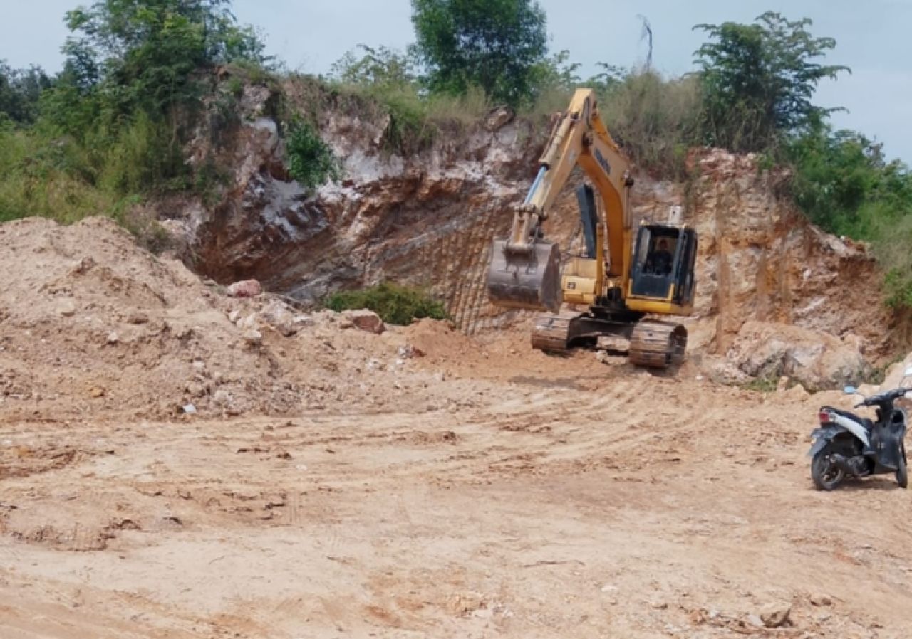 Excavator saat mengeruk di lahan tambang Desa Banyutengah