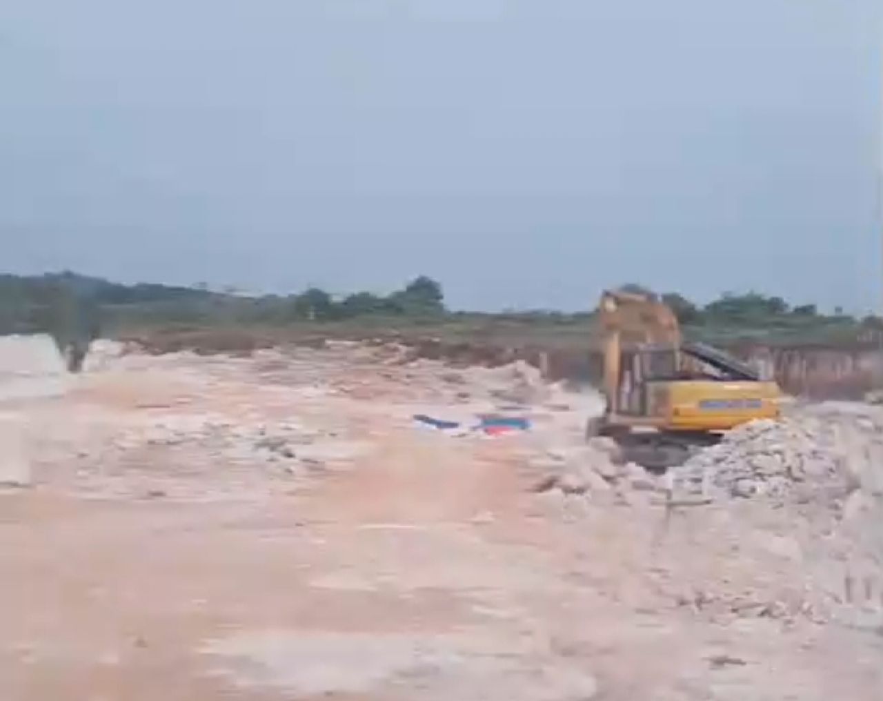 Excavator yang digunakan untuk tambang